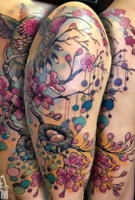 大臂逼真多彩的蜂鸟花朵纹身图案