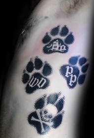 侧肋黑色大狗爪打与各种符号纹身图案