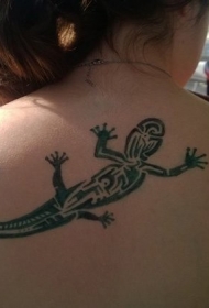 背部黑白的中型蜥蜴纹身图案