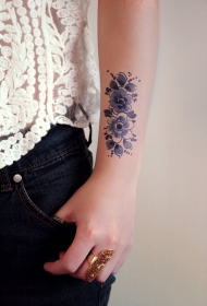 手臂可爱的蓝色复古花朵纹身图案