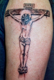 大臂十字架上的耶稣和字母纹身图案