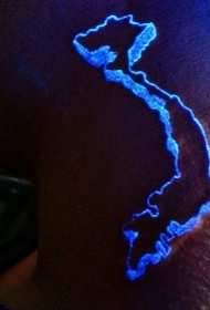 手臂荧光的部分地图纹身图案