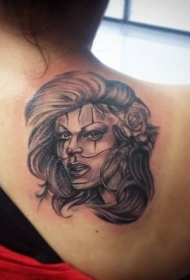 背部传统的黑色女子肖像纹身图案