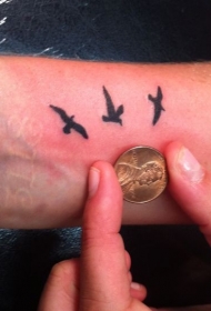 可爱的小鸟手腕纹身图案
