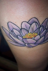 高雅的紫色莲花手臂纹身图案