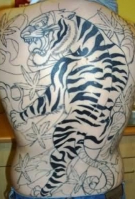 满背黑白分明的亚洲老虎纹身图案