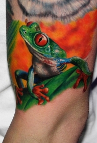 手臂上鲜艳的逼真树蛙纹身图案