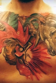 胸部彩绘牛和公鸡战斗纹身图案