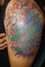 手臂绿色的龙头纹身图案