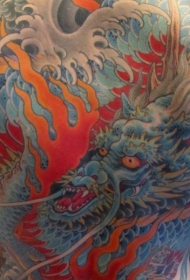 背部蓝色的龙大面积纹身图案