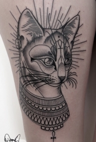 大腿雕刻风格黑色埃及猫与符号纹身图案