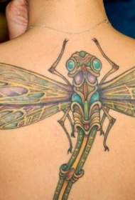 女孩背部的彩色蜻蜓纹身图案