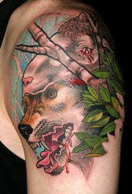 大臂绵羊皮和狼头彩绘纹身图案