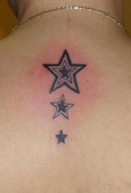背部不同大小的星星纹身图案