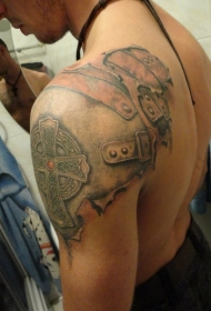 肩部盔甲与凯尔特十字架纹身图案