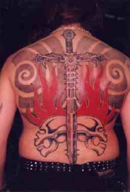 背部火焰和剑与骷髅纹身图案