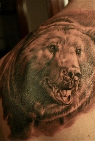 背部写实的熊纹身图案