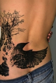 腰部黑色的鸟和树纹身图案