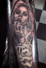 手臂很酷的性感吸血鬼女人与眼球玫瑰纹身图案