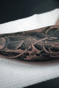 手臂上的黑白大鱼纹身图案