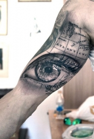 手臂逼真的女人眼睛与航海地图纹身图案