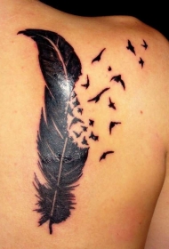 背部羽毛和鸟类黑色纹身图案