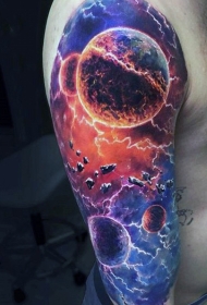 大臂美丽的太空行星主题纹身图案
