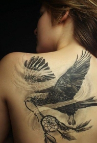 背部写实风格的黑白乌鸦与捕梦网纹身图案