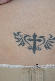 腰部黑色的十字架心形和图腾纹身图案