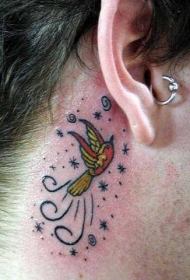 耳后彩色的小鸟与小雪花纹身图案