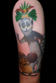 手臂可爱的狐猴国王彩色纹身图案