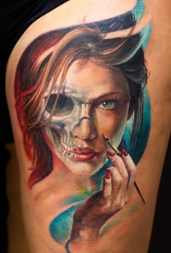 大腿彩色的神秘女人与骷髅结合纹身图案