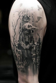 大臂黑灰鸟骨架国王与森林纹身图案