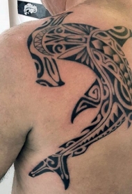 背部经典的大型黑色波利尼西亚风格鲨鱼纹身图案