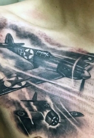 胸部很酷的二战战斗机纹身图案