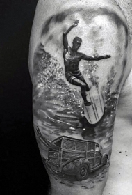 手臂有趣的复古汽车和黑色冲浪选手纹身图案