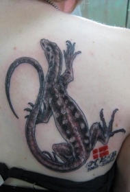 背部彩色old school大蜥蜴和字母纹身图案