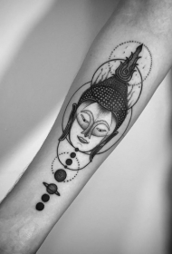 小臂黑色如来佛祖头与行星纹身图案