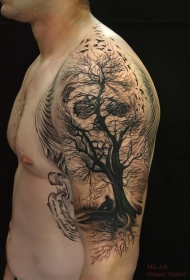 大臂和肩部梦幻的树骷髅小鸟纹身图案
