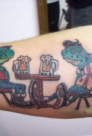 青蛙在喝啤酒彩色胳膊纹身图案