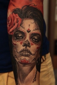 手臂死亡女郎与玫瑰纹身图案