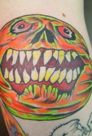 手臂恐怖风格的彩色疯狂邪恶南瓜纹身图案