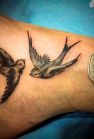 两只漂亮的燕子脚背纹身图案