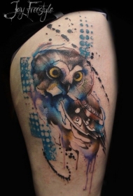 大腿可爱的水彩画猫头鹰纹身图案