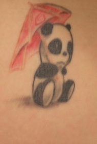 腰部悲伤的熊猫与红色雨伞纹身图案