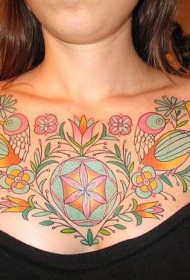 胸部美丽的小鸟植物纹身图案