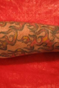 手臂上的小火焰纹身图案