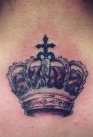 背部非常好看的皇冠和十字架纹身图案