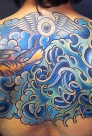 背部亚洲风格的五彩老虎和波浪纹身图案