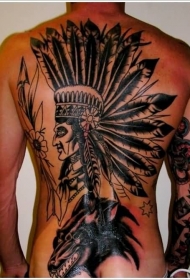 满背惊人的黑色印度部落酋长和箭花朵羽毛纹身图案